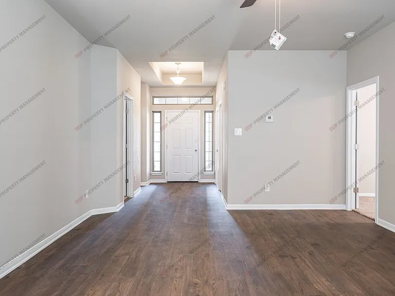 1242 Lakeway Crossing Dr — Photo 4