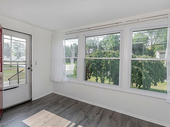 3rd image of 964 Orchard Ave