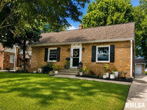 112 Bondurant St, Washington, IL 61571