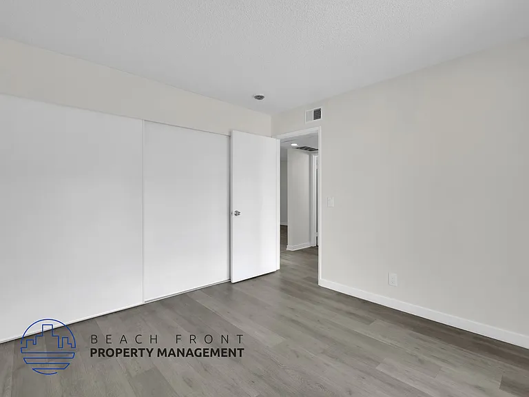 1635 Locust Ave — Photo 9