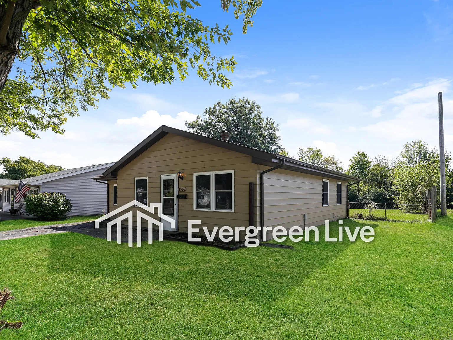 4 bed, 1.0 bath, 1114 sqft, $1,395 — Photo 2