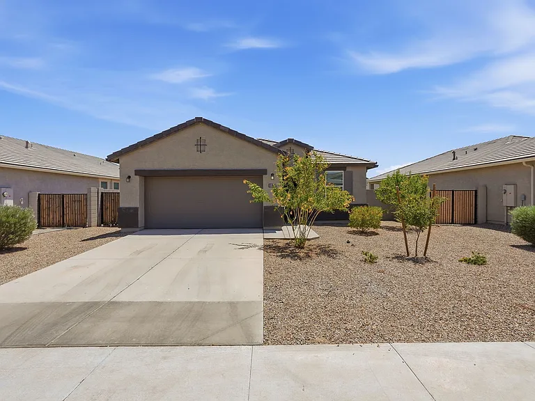 1575 E Fletcher Dr — Photo 2