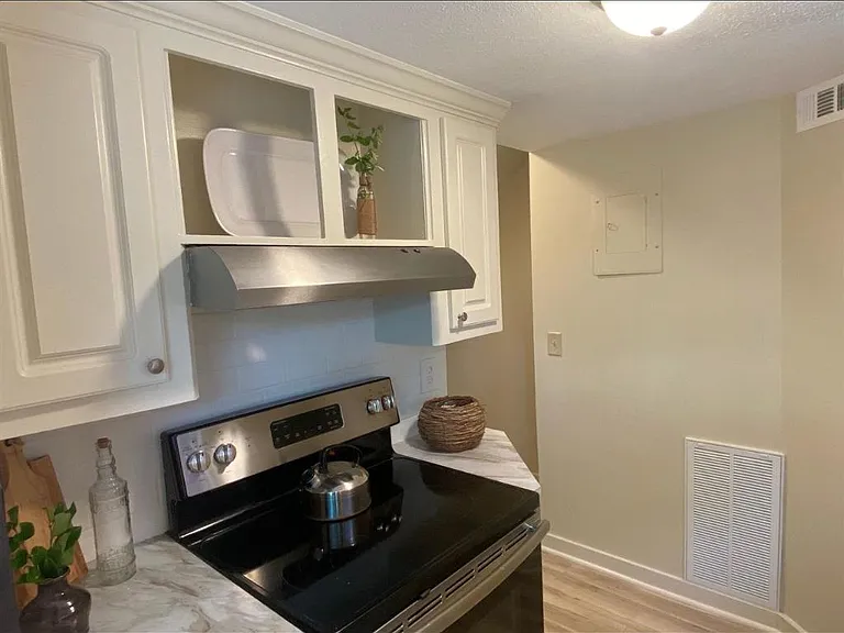302 Lindale St #B — Photo 10