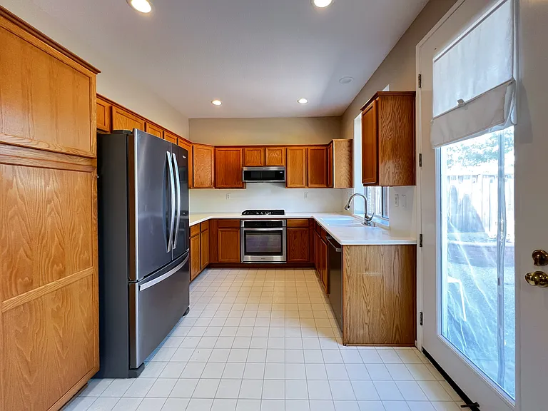 124 Northampton Ln — Photo 5