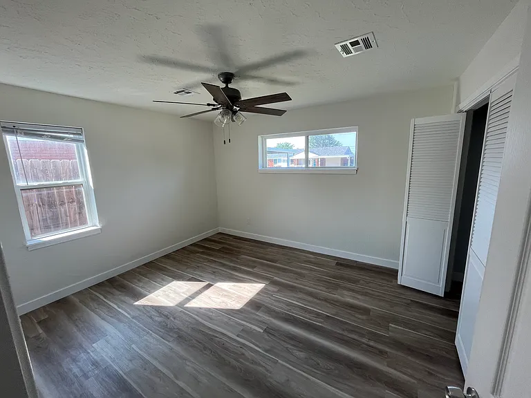 137 W Rose Dr — Photo 7