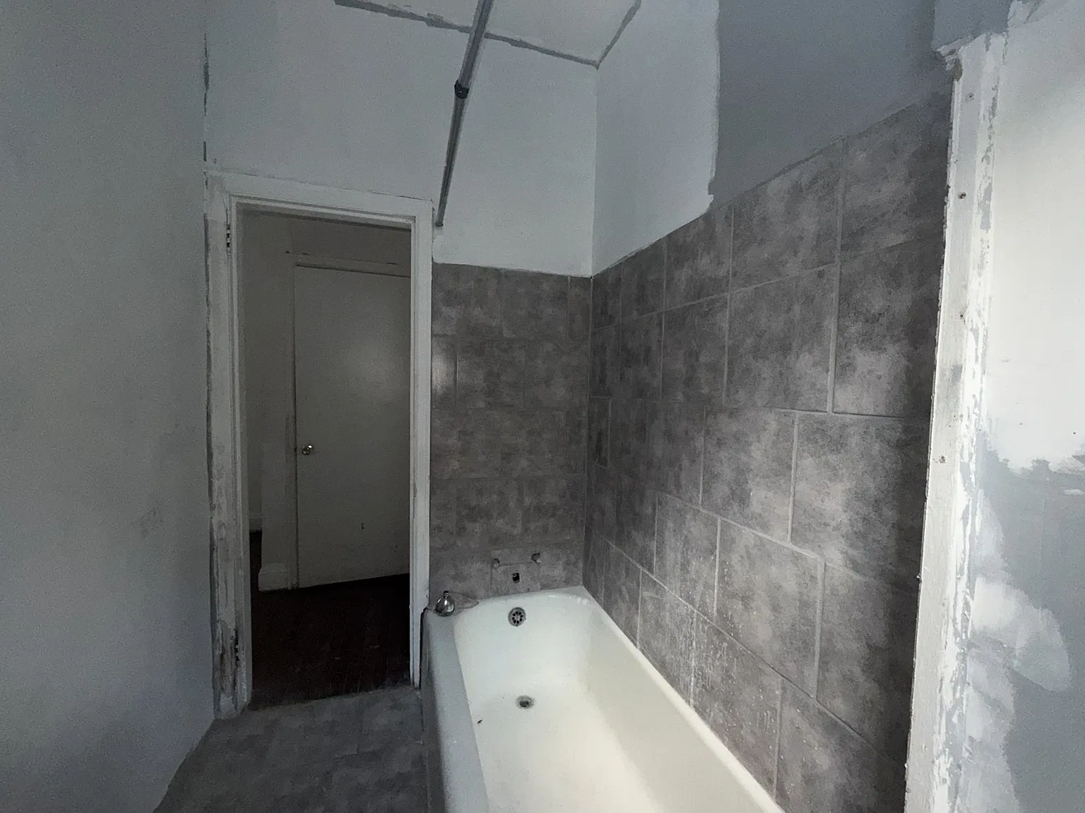 3 bed, 740 sqft, $900 — Photo 4