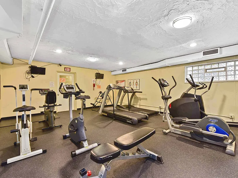 11850 Edgewater Dr #820 — Photo 35