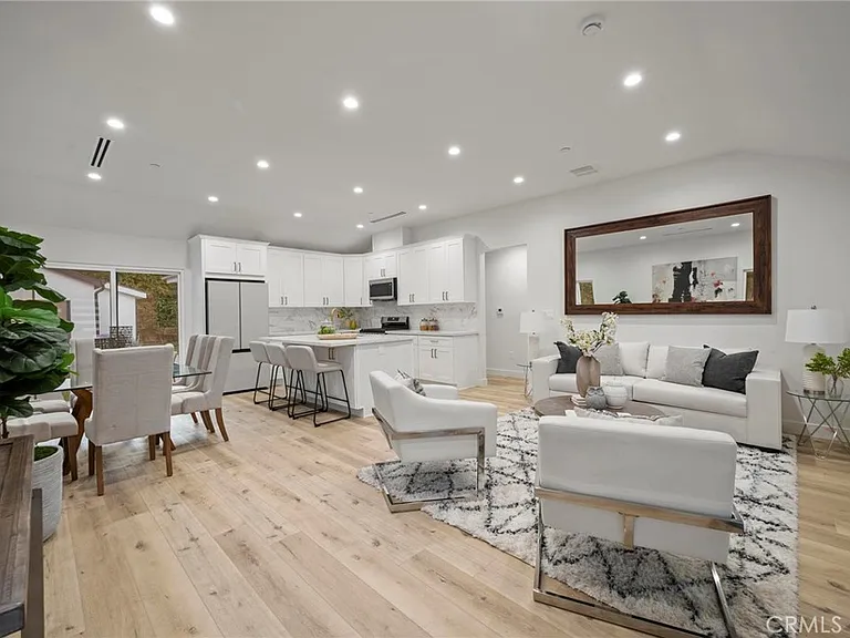 5865 Tobias Ave — Photo 2