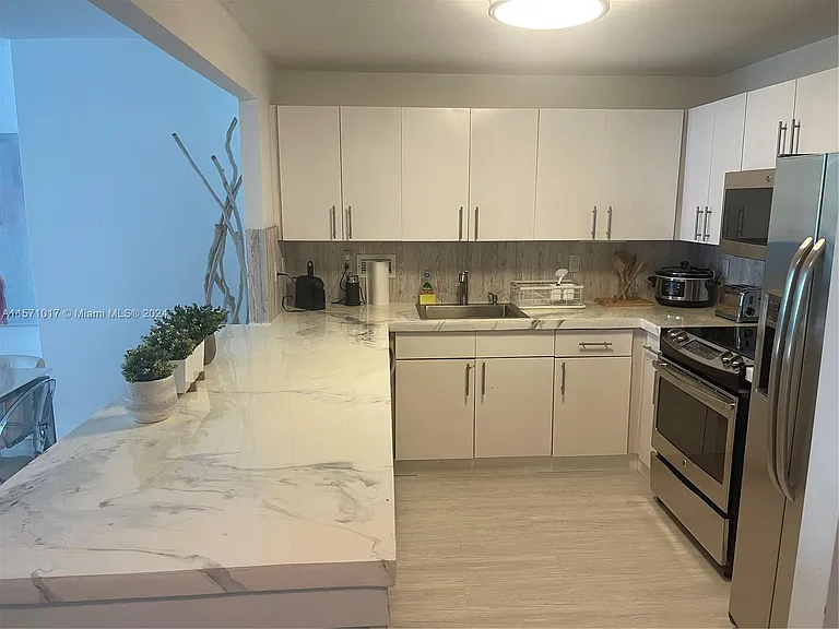 2301 Collins Ave #619 — Photo 7