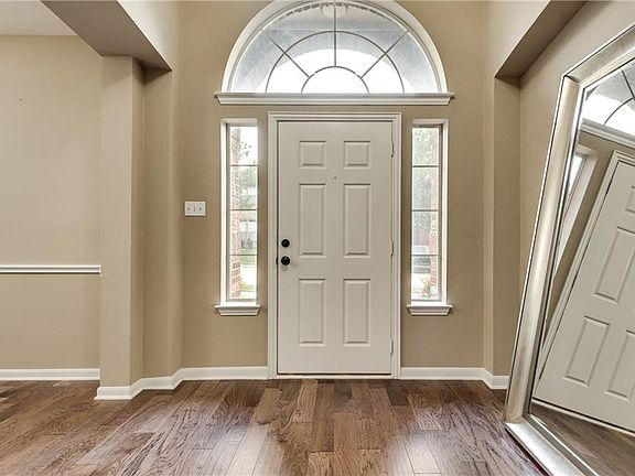 3rd image of 5564 Glenview Ln