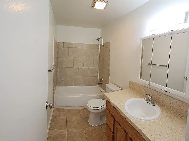135-153 S Hemlock St — Photo 36