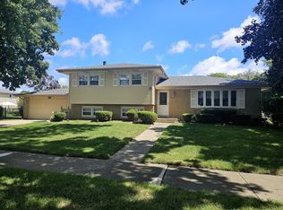 962 Twilight Ln, Wheeling, IL 60090