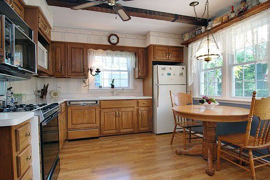 Bright & Sunny Kitchen