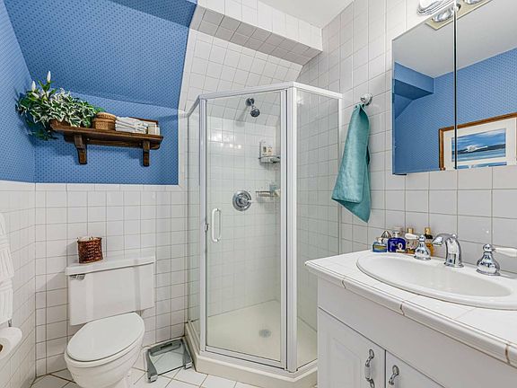 4th image of 10 Leland Ln Unit 3