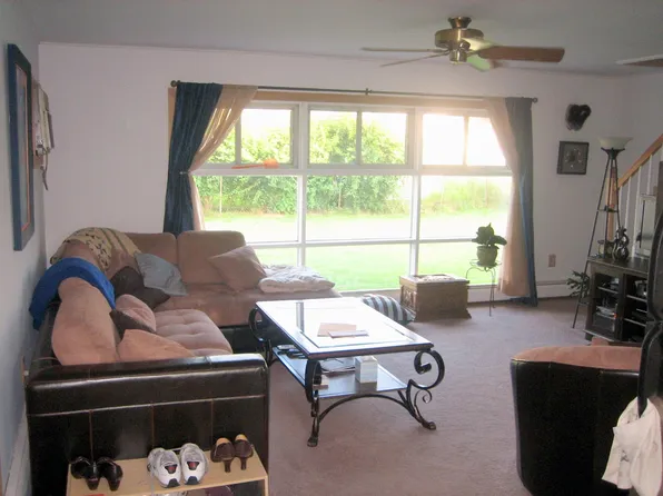 42 Whitewood Dr, Levittown, PA 19057