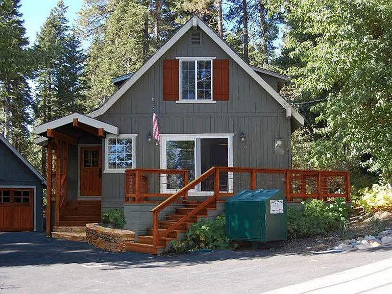 395 Elizabeth Dr — Photo 1