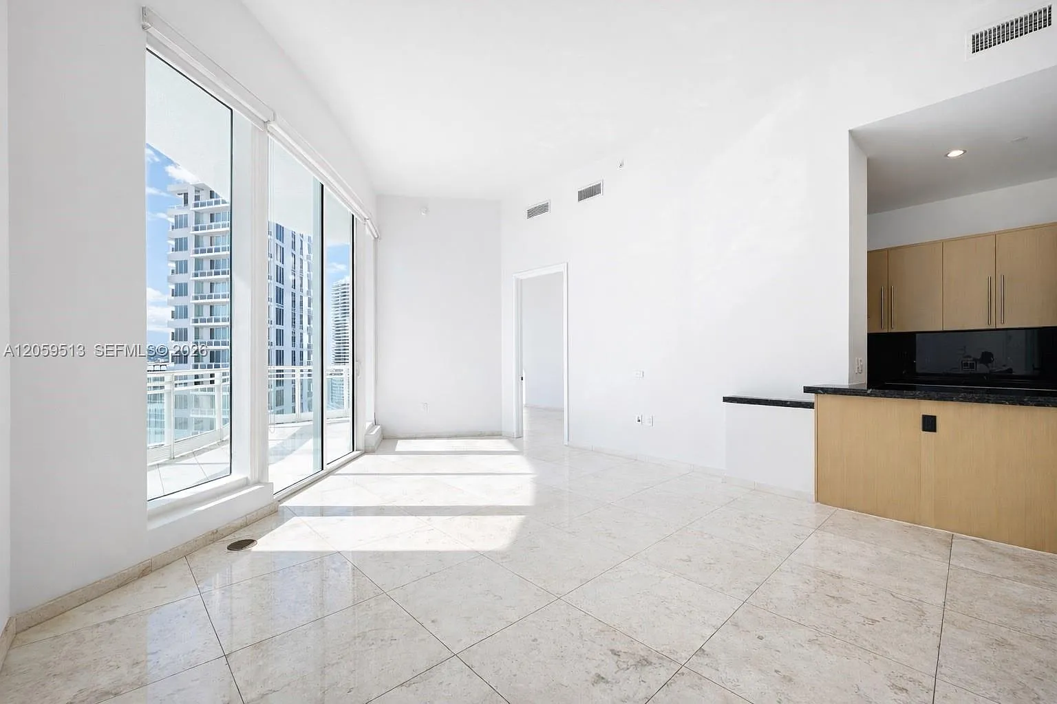 Asia Condo — Photo 2