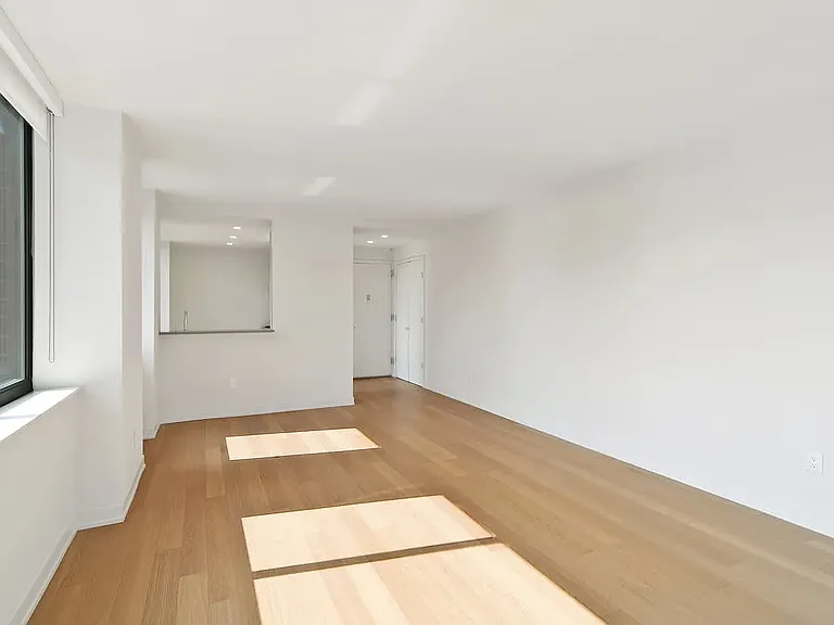 Columbus Cir #N12F — Photo 2