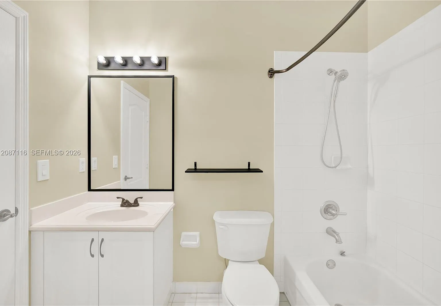 5 bed, 4.5 bath, 3636 sqft, $6,800 — Photo 4