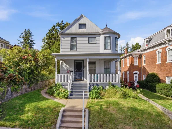 511 W 2nd St, Muscatine, IA 52761