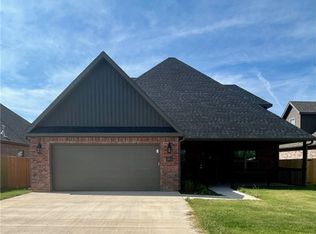 1951 Edgewood, Bentonville, AR 72713