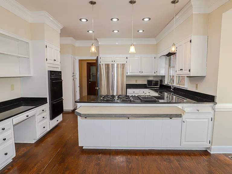 809 Houndslake Dr — Photo 15
