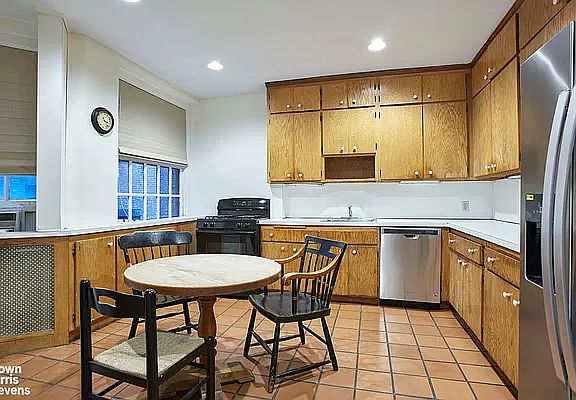 5th image of 901 Lexington Ave APT 3N