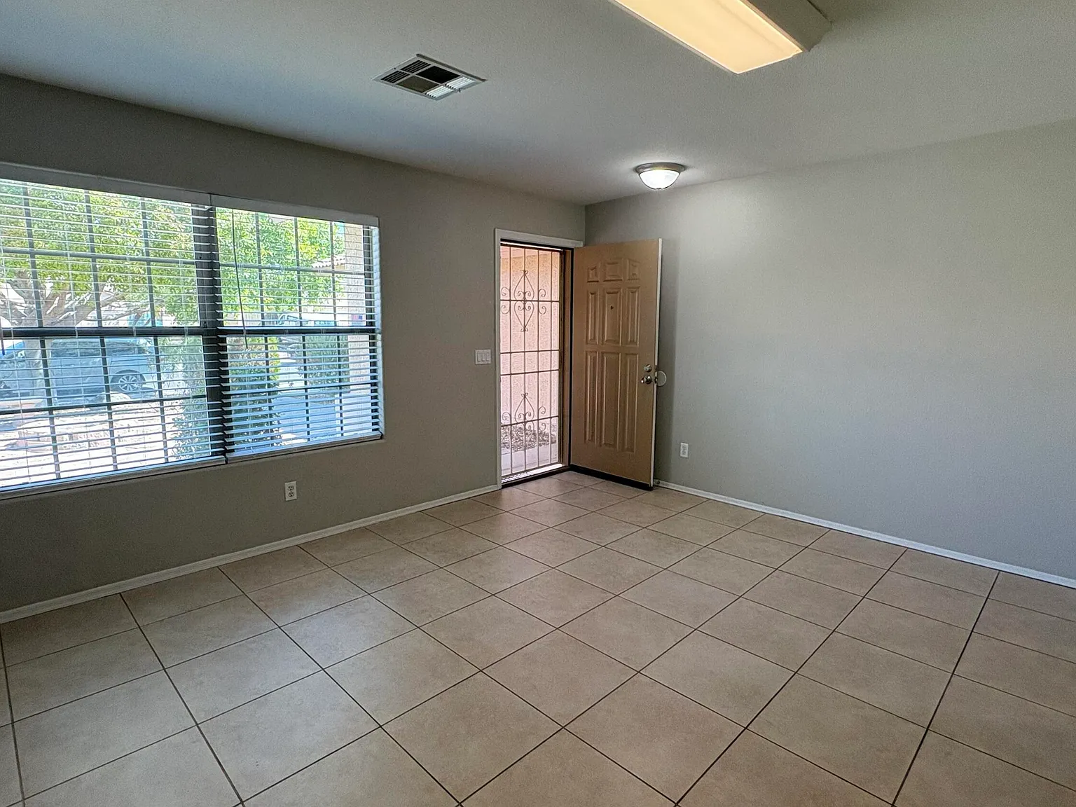 3 bed, 2.0 bath, 1600 sqft, $2,099 — Photo 3