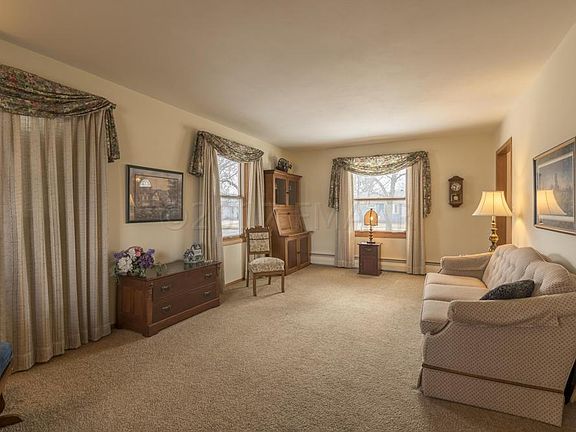 3rd image of 208 10th Ave E