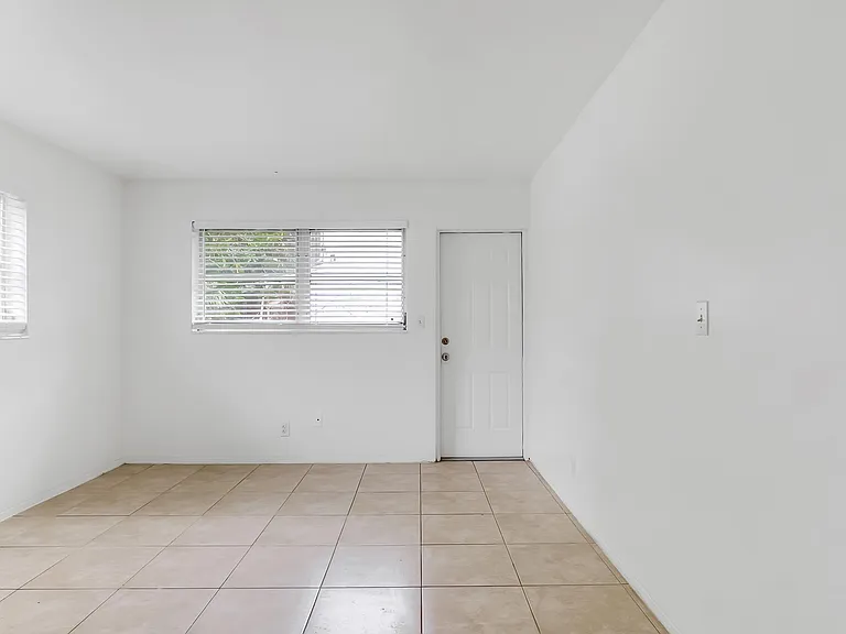 711 SE 15th St #5 — Photo 29