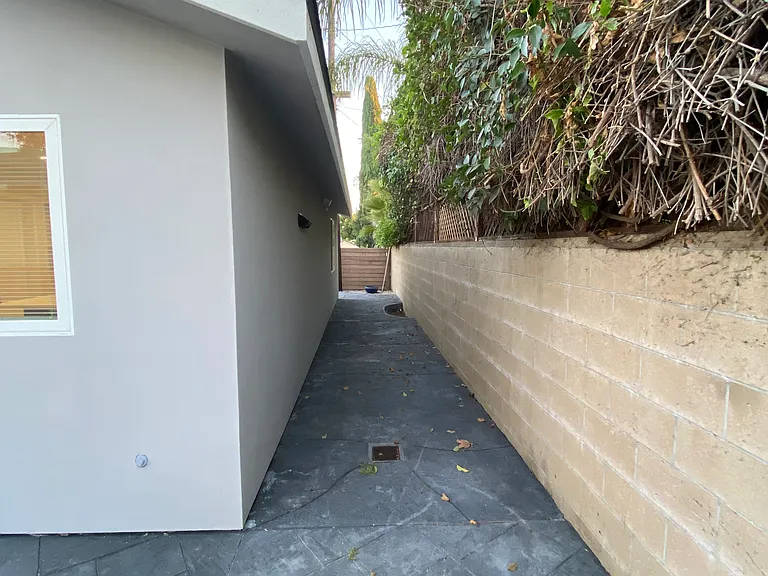 4044 Carlotta St — Photo 2