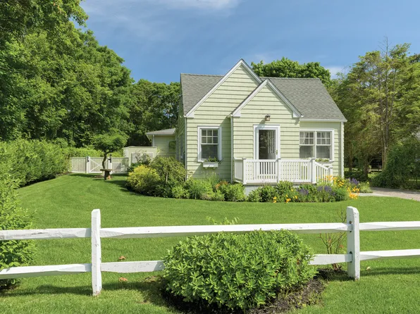 17 Fanning Ave, Hampton Bays, NY 11946