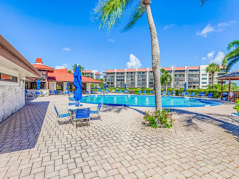 101 Half Moon Cir #B — Photo 42