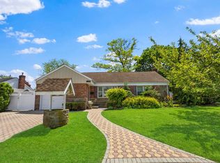 1037 Chestnut St, Valley Stream, NY 11580