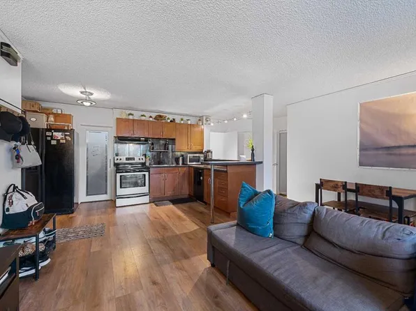 2111 E 14th St SW #202, Calgary, AB T2T 3T2