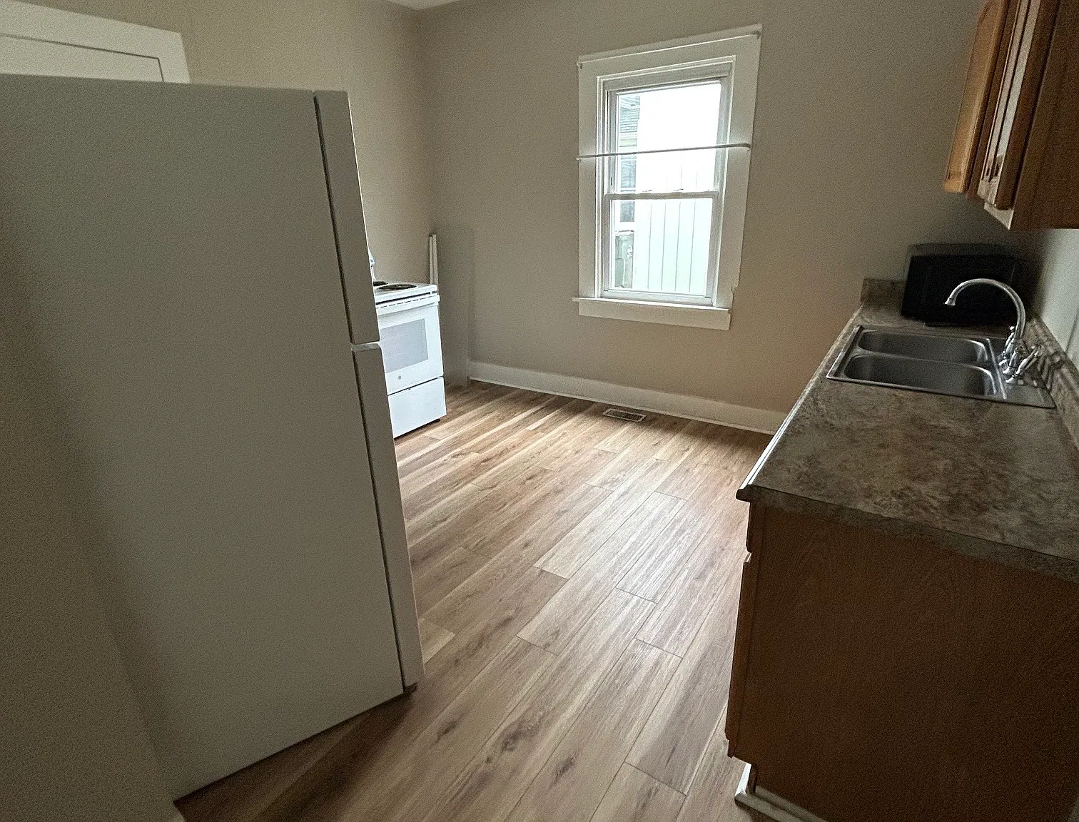 295 E Ash St — Photo 2