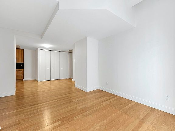 5th image of 88 Greenwich St #1015A
