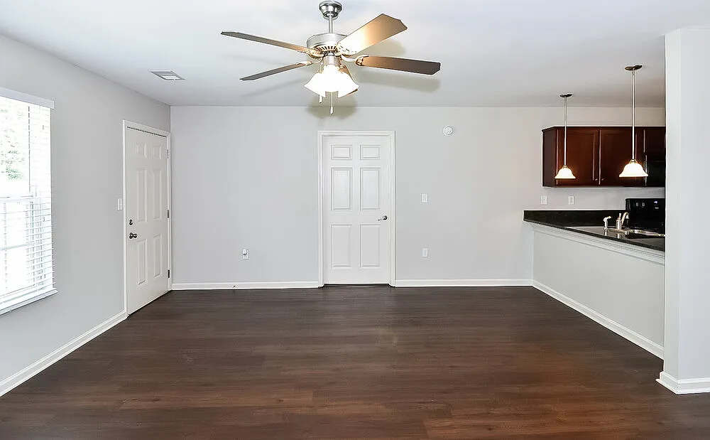 3 bed, 2.0 bath, 1501 sqft, $1,860 — Photo 3