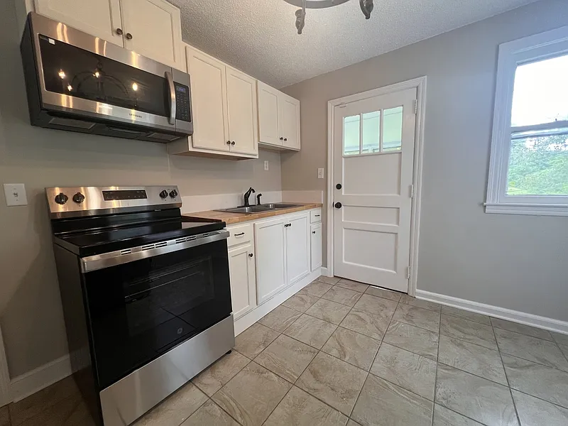 2 bed, 1.0 bath, $1,400 — Photo 4