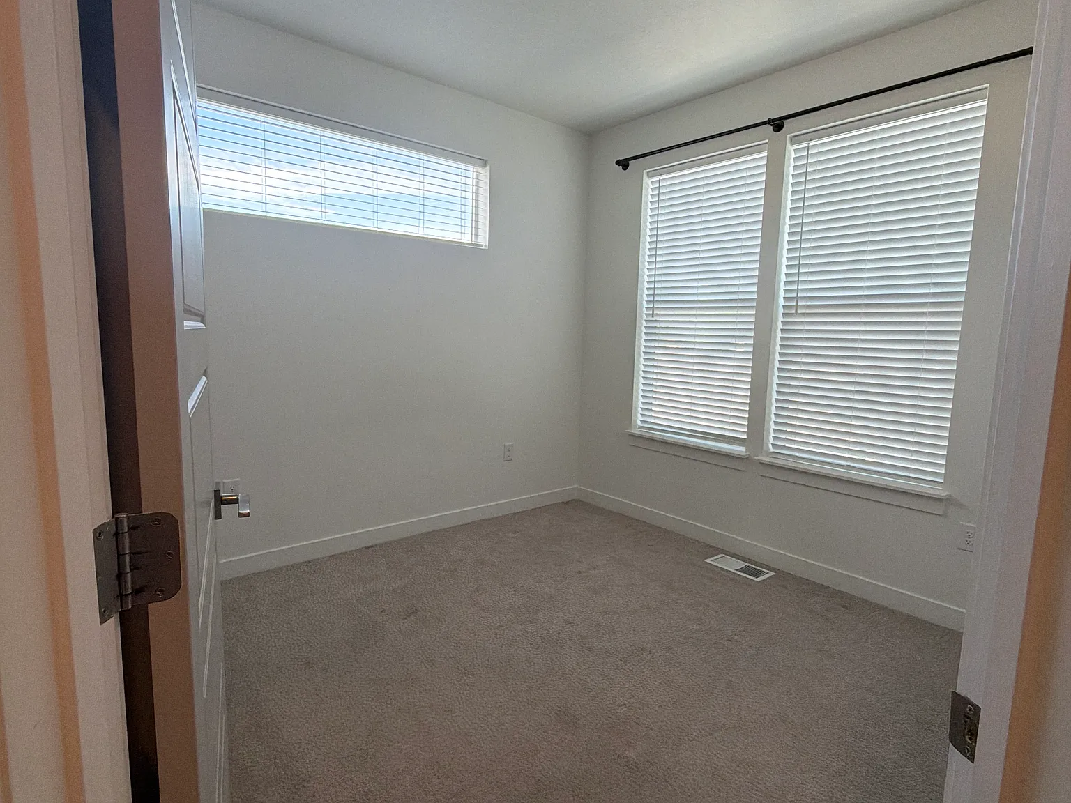 3 bed, 2.5 bath, 1700 sqft, $900 — Photo 3