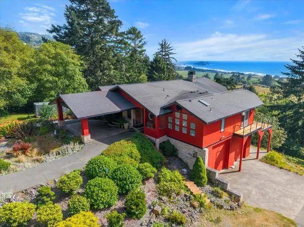 210 Surfsound Dr, Smith River, CA 95567