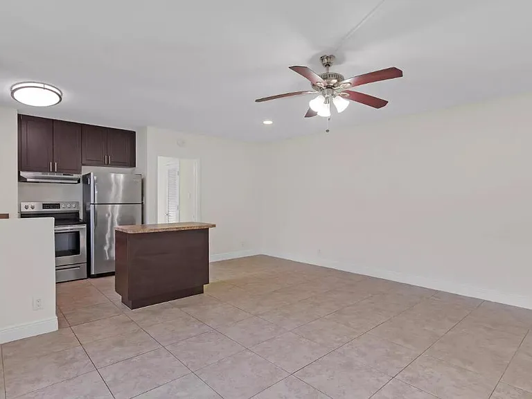560 NE 46th St #8 — Photo 3