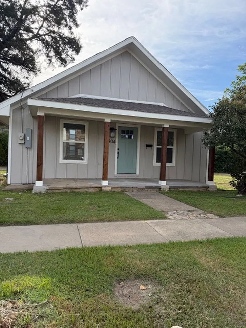 Building Photo - 204 Normal St