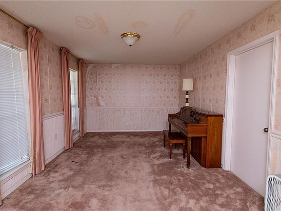 3rd image of 105 Wildwood Dr
