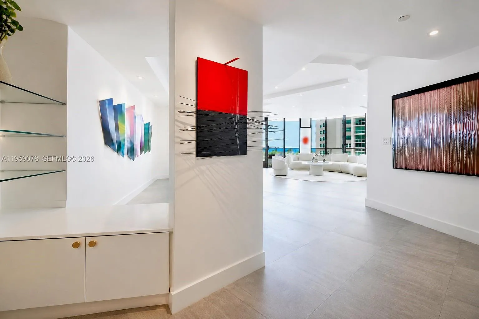 Hamptons West Condo — Photo 4
