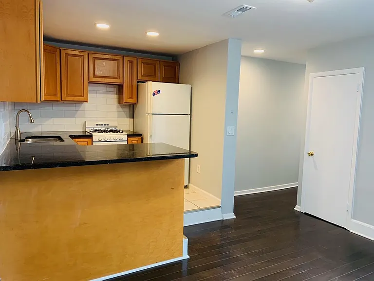 1524 S Broad St — Photo 9