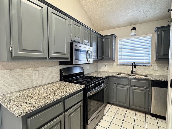4th image of 901 NW 172nd St