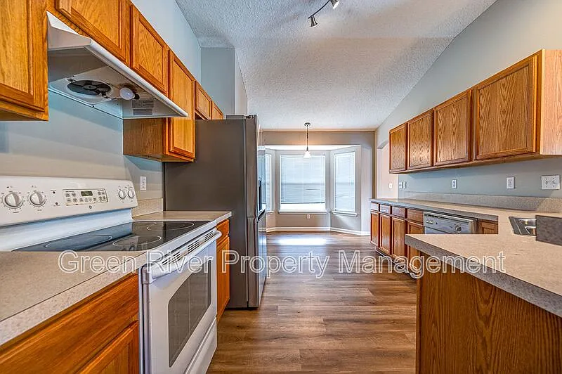 3 bed, 2.0 bath, 1649 sqft, $1,975 — Photo 4