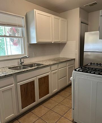 3rd image of 1221 Thorain Blvd