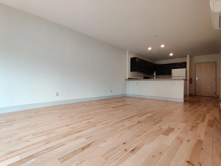 191 College St #206 — Photo 4